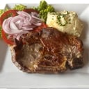 Foto de Chuleta de Cerdo, Pure de Papas y Ensalada