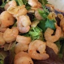 Foto de Ensalada fresca de camarones al ajillo