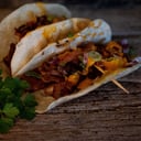 Foto de Milanesa de pollo, bacon, cheddar y verdeo
