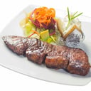 Foto de Punta de anca con guarnición de papa y ensalada