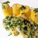 Foto de MERLUZA CON SALSA DE VERDEO Y GUARNICIÓN