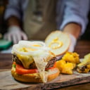 Foto de HAMBURGUESA CASERA 