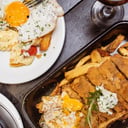 Foto de Milanesa cortada con fritas a caballo