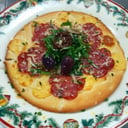 Foto de PITA ROMANA CON SALSA PUTANESCA QUESO HOLANDES  PORTOBELLO RUGULA Y PESTO