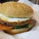 Foto de HAMBURGUESA CASERA COMPLETA