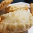 Foto de Empanadas camarón queso crudas congeladas en bandejas de 6