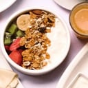 Foto de Yogurt con granola y frutas de estación
