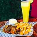 Foto de COMBO ALITAS LATINAS + PAPAS (FRANCESA O CASCO) + LIMONADA
