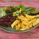 Foto de HAMBURGUESA DE VACUNO AL PLATO CON PAPAS FRITAS Y ENSALADA