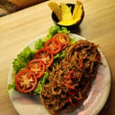 Foto de Sandwich de vacío (180grs) desmechado con morrón y cebollas acompañado de papas cuña