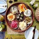 Foto de MEZE PARA COMPARTIR Hummus, Falafel, Tahini, Tzatziki, Tabbouleh, Betabel, Alubias, Aceitunas y Pan pita suave