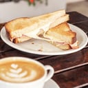 Foto de CAFE CON LECHE + 1/2 TOSTADO JYQ