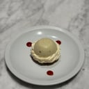 Foto de Domo de chocolate blanco, lima, pistachos y rosa mosqueta