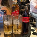 Foto de 2 CORTOS DE JOHNNIE WALKER RED + BEBIDA