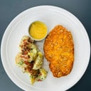 Foto de Milanesa de pollo en panko crocante con ensalada de papines