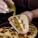 Foto de Deliciosos tacos con queso fundido 