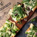 Foto de PIZA DE RÚCULA Y QUESO PARMESANO