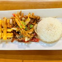 Foto de Saltado de pollo con papas campesinas y arroz