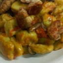 Foto de GNOCHI RUCULA, SALSA DE TOMATES ASADOS, AACEITUNAS NEGRAS, MOLLEJA