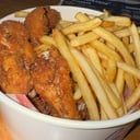 Foto de Porción de alitas con papas y dos salsas