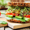 Foto de Sándwich vegetariano con bebida 