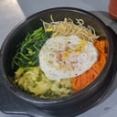 Foto de Dolsot bibimbap (石锅拌饭) 돌솥비빔밥