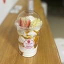 Foto de Fresas con crema vaso de 16 oz 2 salsas + 3 toppings