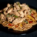 Foto de Wok de fideos con vegetales y pechuga de pollo 