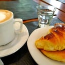 Foto de Combo 3: 1 cafe con leche + 2 medialunas dulces + soda (una persona)