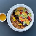 Foto de Yogurt natural de búfala con fruta fresca y granola casera