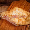 Foto de Calzon de Jamón Queso y Tomate