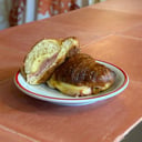 Foto de Medialuna con jamón y queso