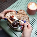 Foto de Tostadas con queso crema y mermelada + Café o té