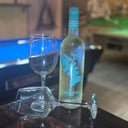 Foto de Botella vino blanco afrutado - sweet White wine bottle