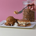 Foto de Cuadrado de coco con helado de dulce de leche, merenguitos y dulce de leche
