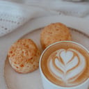 Foto de Un scon de queso con dip de mermelada y queso crema