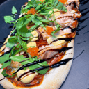 Foto de Pizzolo de salmón ahumado en casa con cremoso de kimchi, mozarella, cherrys, rúcula y sirope balsámico