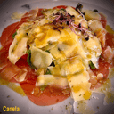 Foto de Carpaccio de solomillo con parmesano y daditos de tomate.