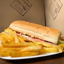 Foto de 2 hamburlomos c/ fritas 