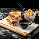 Foto de SÁNDWICH DE BIRRIA