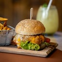 Foto de Hamburguesa Americana smash con papas fritas o ensalada