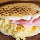 Foto de Arepa con Mortadela y Queso