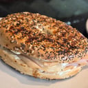 Foto de Bagel de Pavo Ahumado y Queso suizo