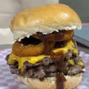 Foto de thor ( triple medallon, cuadruple cheddar,barbacoa, aros de cebolla)