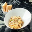 Foto de Penne alfredo al estilo rústico