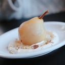 Foto de PERA AL VINO BLANCO CON CREMA CITRICA