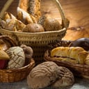 Foto de 🍞 Combo Familiar: Llévate 1 kg de pan artesanal + 6 piezas de pan dulce por un precio especial.