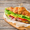 Foto de Croissant de jamón, queso, lechuga y tomate