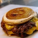 Foto de flyng duchman (rodajas de cebolla en remplazo de pan, triple medallon, cuadruple cheddar)