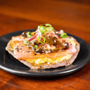 Foto de Tostada de Tiradito de Atún con Chicharrón de Serrano